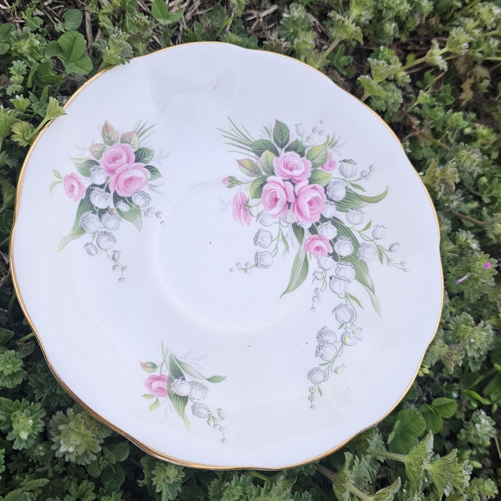 Royal Albert Old Country Roses Teacup - White with Pink Roses and Gold Trim - Picture 4 of 4